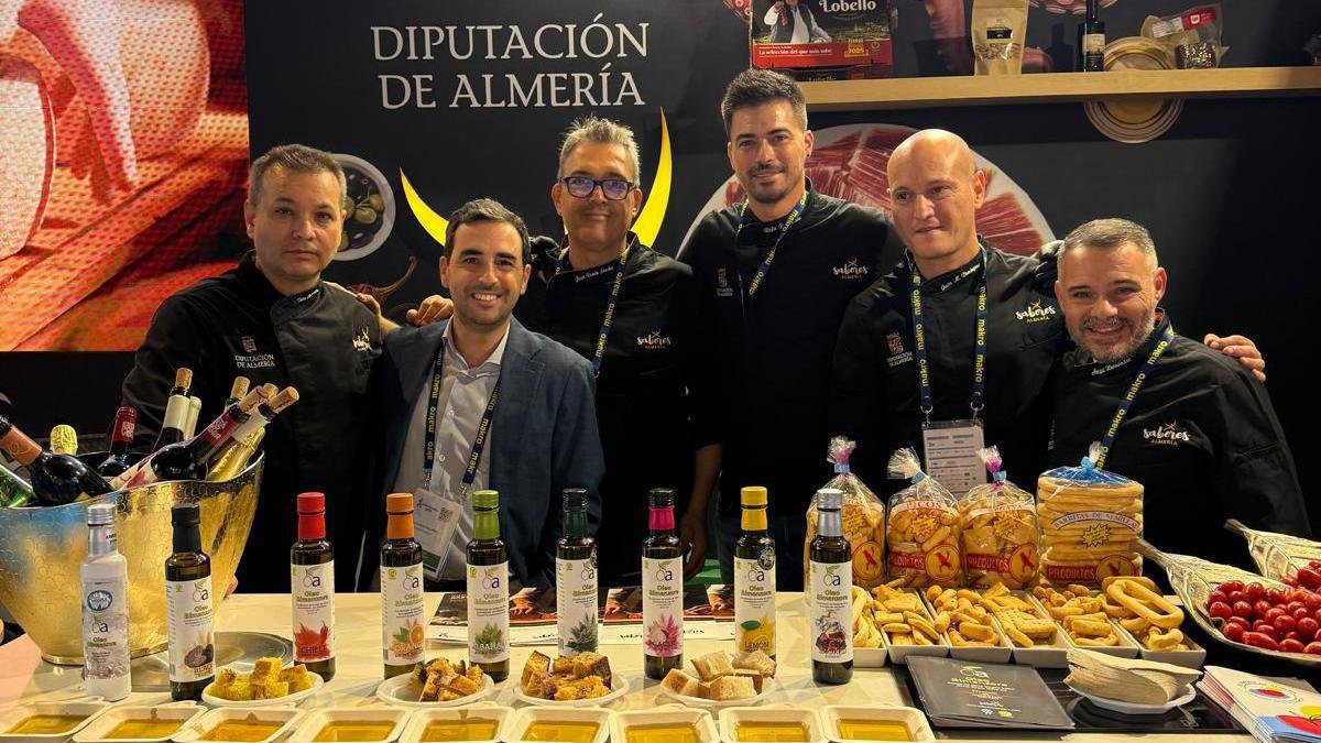 Los chefs almerienses participantes en ‘San Sebastián Gastronomika’ junto al diputado de Promoción Agroalimentaria, Carlos Sánchez, en el stand de ‘Sabores Almería'.