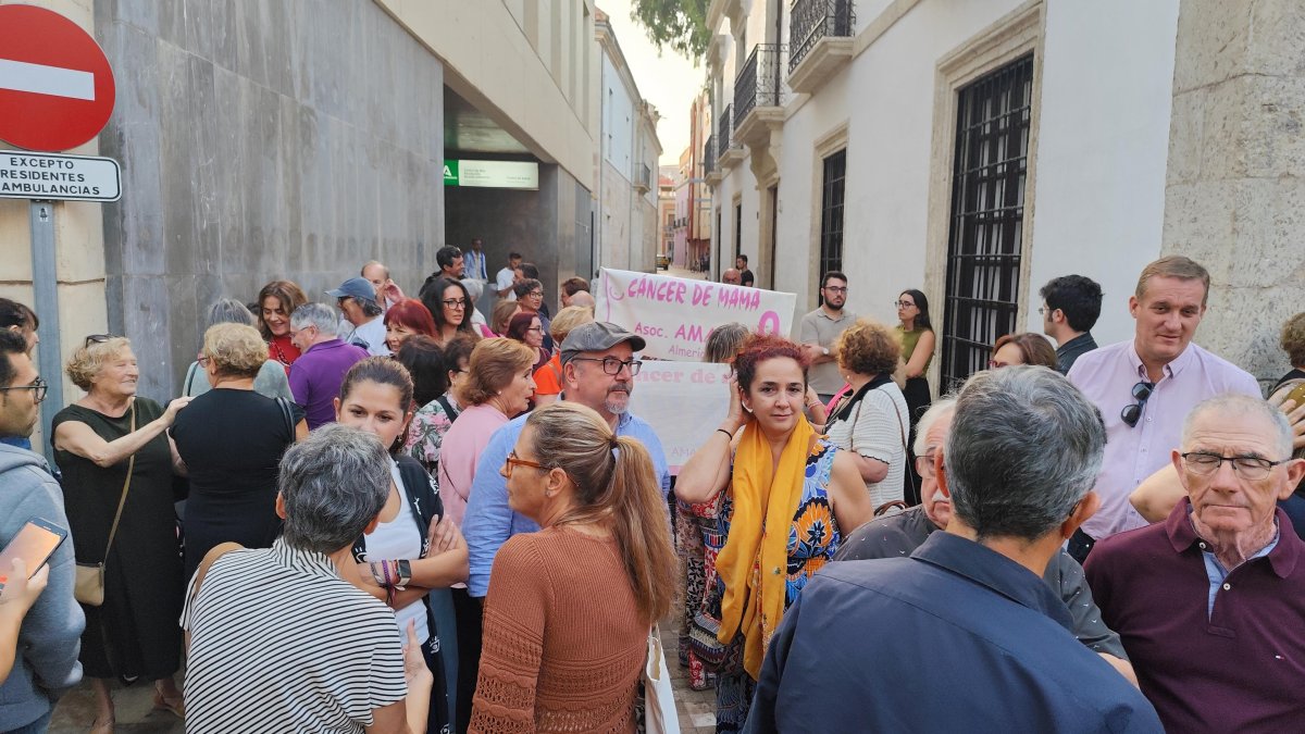 Concentración por los fallos en el cribado del cáncer de mama por parte del SAS en la Calle Hospital de Almería.