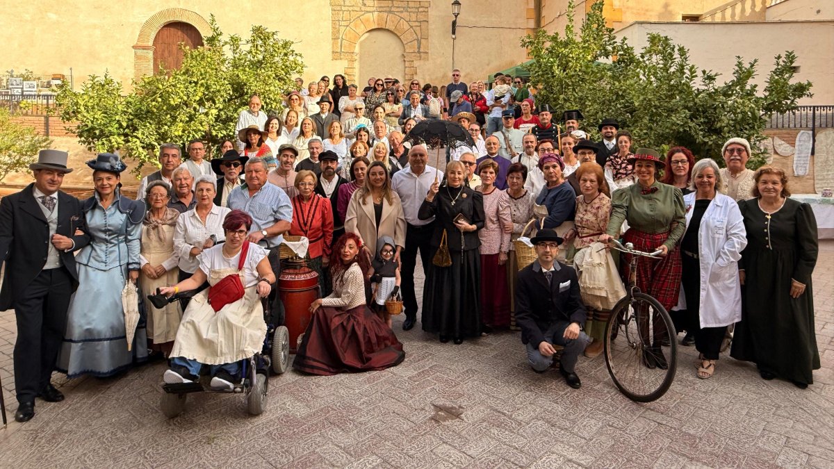 Foto de familia de la XXI Muestra de Oficios Antiguos de Terque.