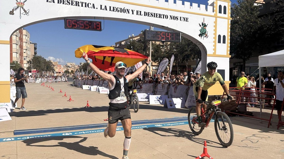 Un participante de La Desértica tras cruzar la meta.