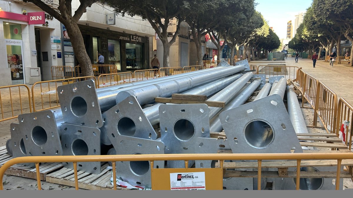 Los nuevos postes almacenados antes de colocarlos