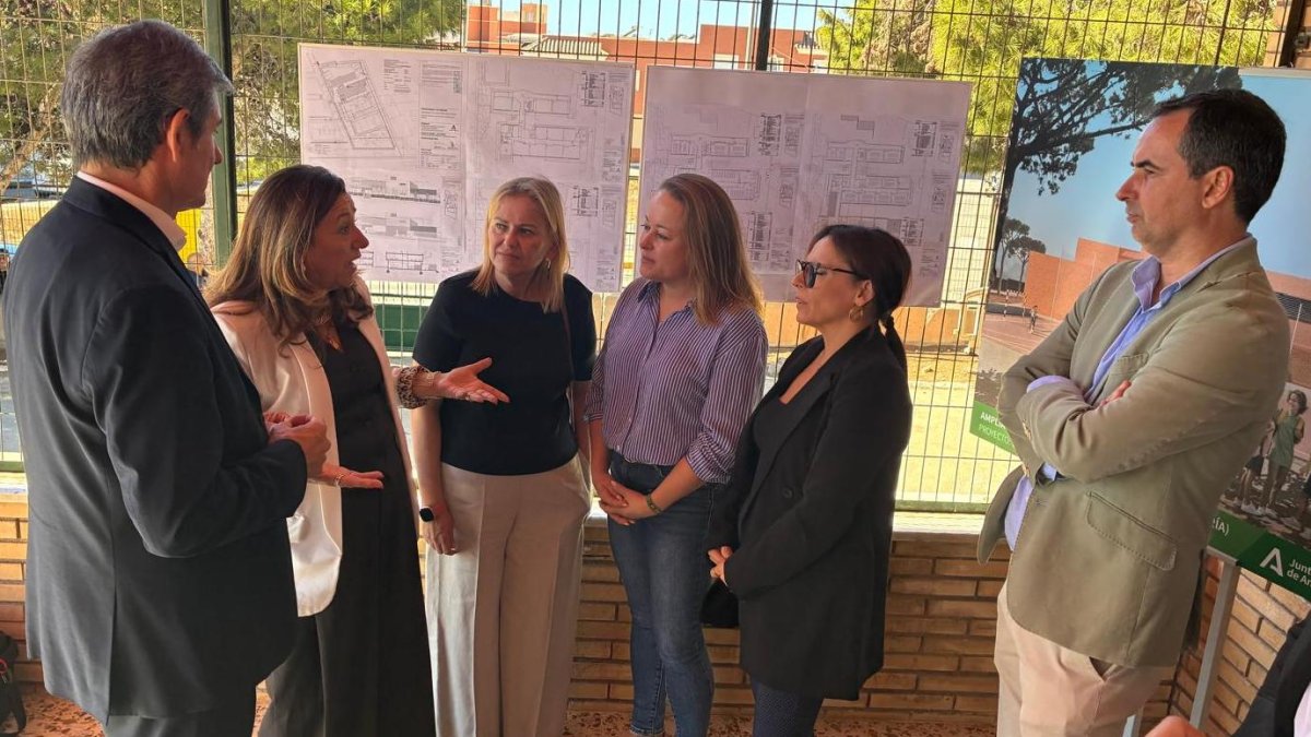 La consejera de Educación junto al alcalde y responsables del CEIP Nueva Andalucía de Adra.