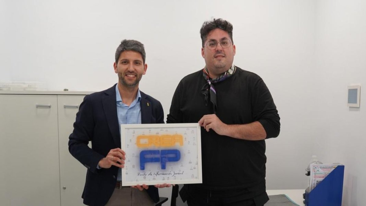 El edil, Javier Rodríguez, junto con Alberto Romero en el Punto CREA FP de El Ejido.