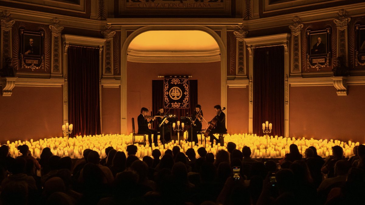 Imagen de archivo de un concierto 'Candlelight' en el Ateneo de Madrid.