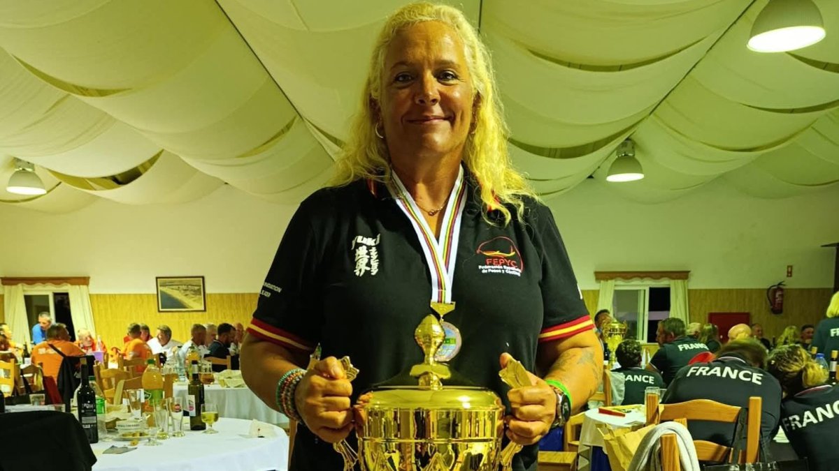Cristina García con la copa de campeona.