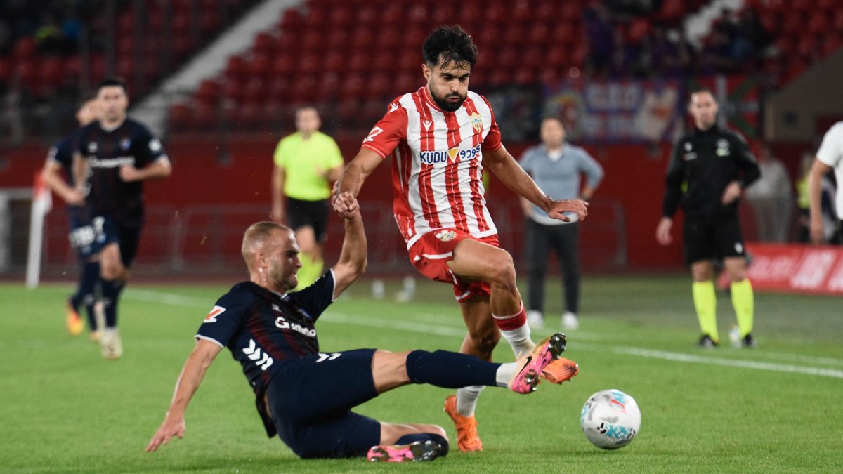 Arnau Puigmal es todo corazón en el campo y la grada lo tiene como uno de los grandes del equipo.