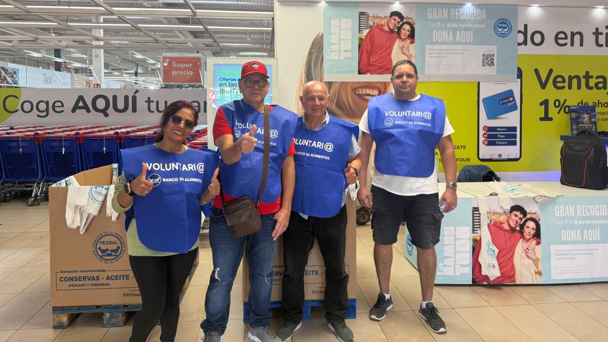 Grupo de voluntarios en el Carrefour de la avenida del Mediterráneo: Judith Elena Ortiz, José Barandica, Edgar Bolívar y Maykel Romero