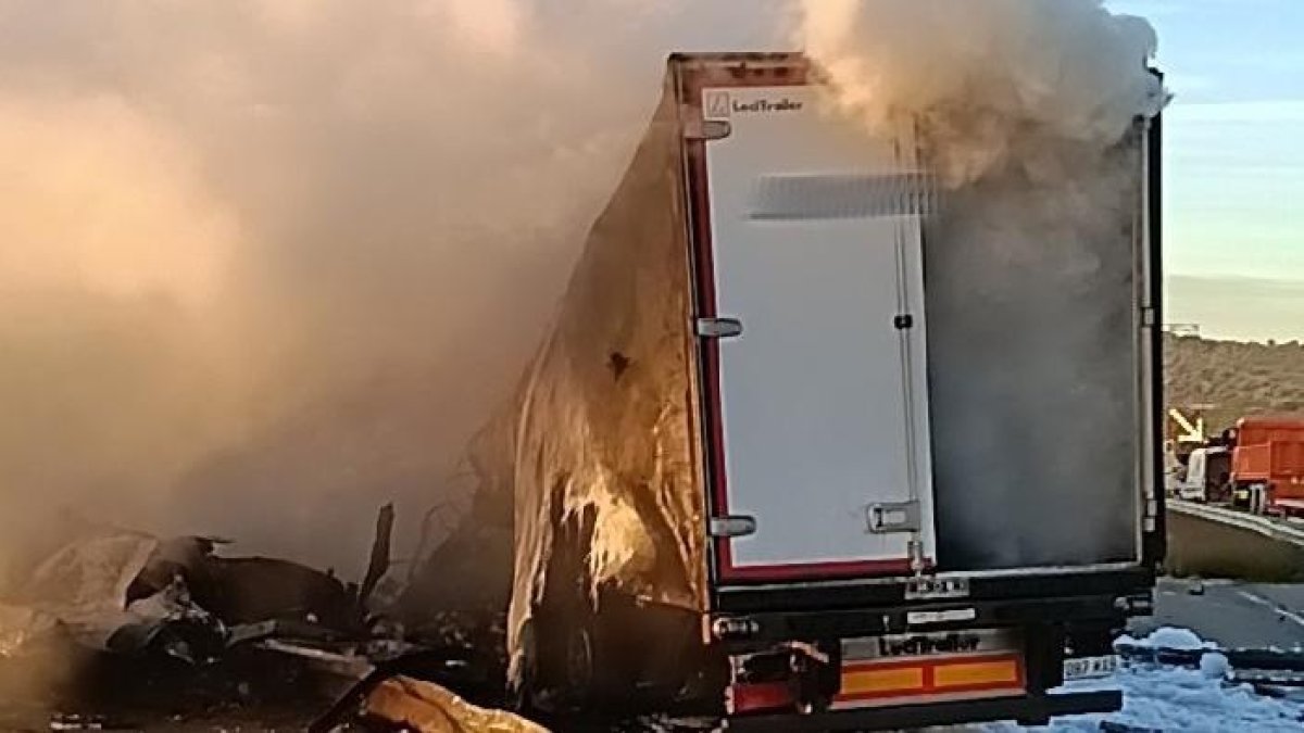 Tres camiones se han visto implicados en el accidente mortal y dos de ellos han ardido.