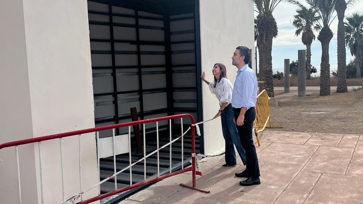 Sacramento Sánchez, concejala de Obras Públicas y Joaquín Pérez de la Blanca, concejal de Turismo, viendo las obras