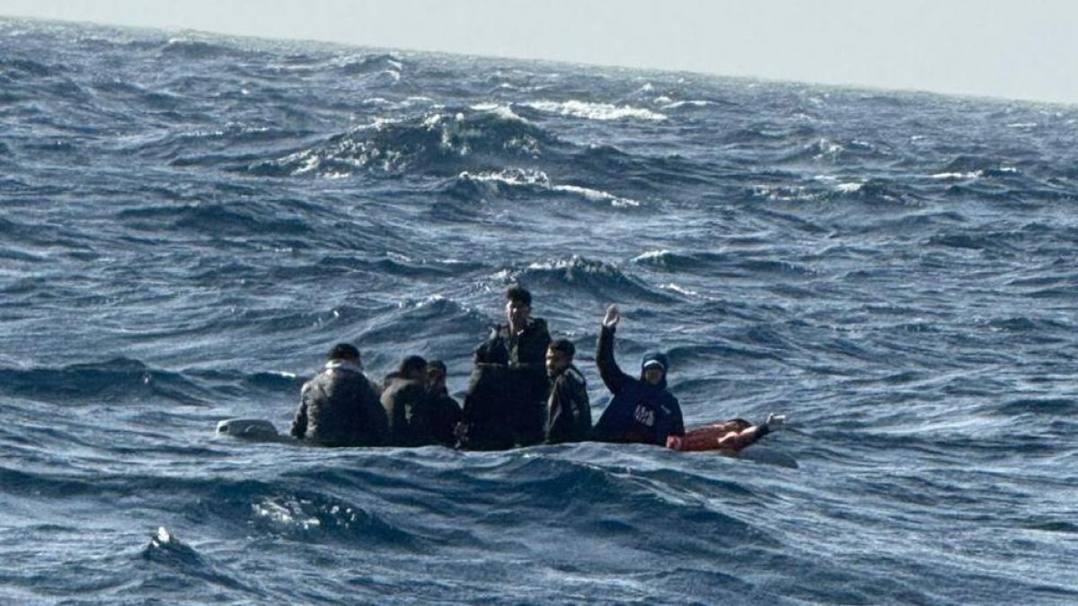 La neumática con 10 varones magrebíes interceptada por Salvamento Marítimo.