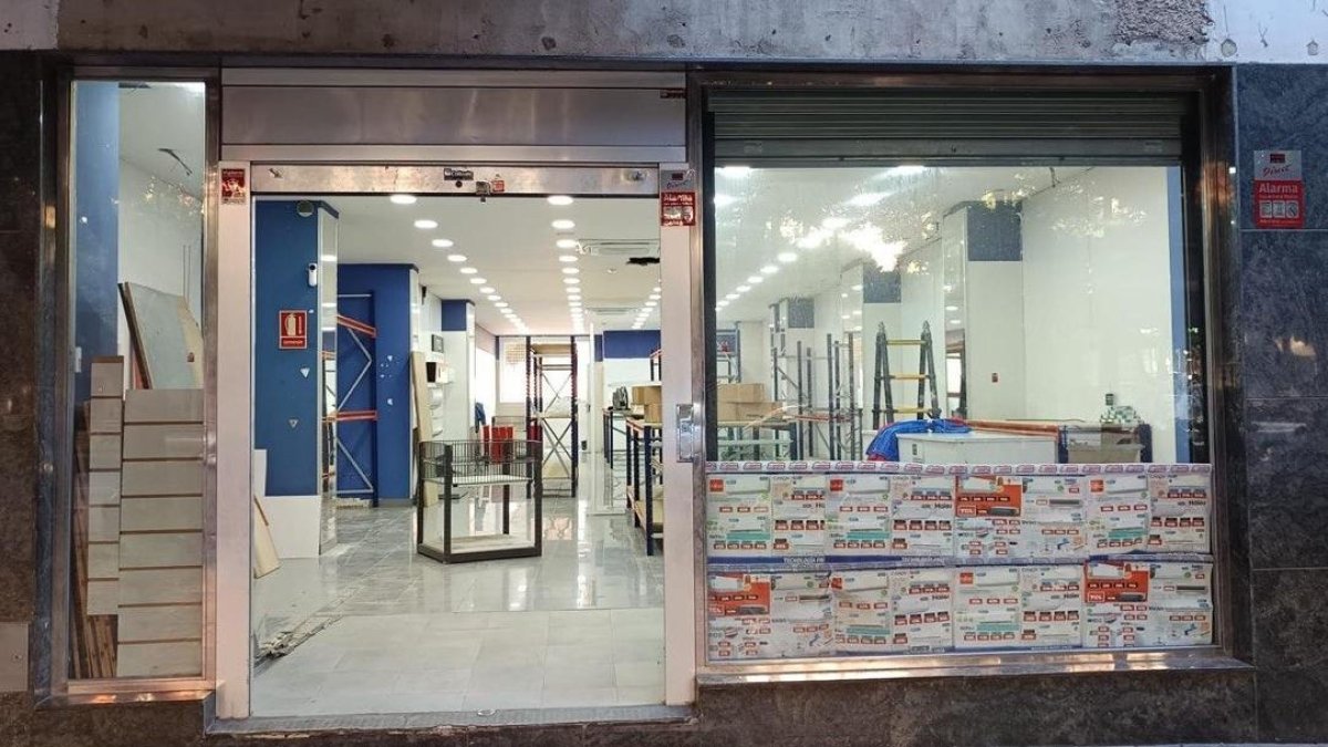 Fachada del nuevo local de Electro Directo en la avenida Federico García Lorca, actualmente en fase de montaje.