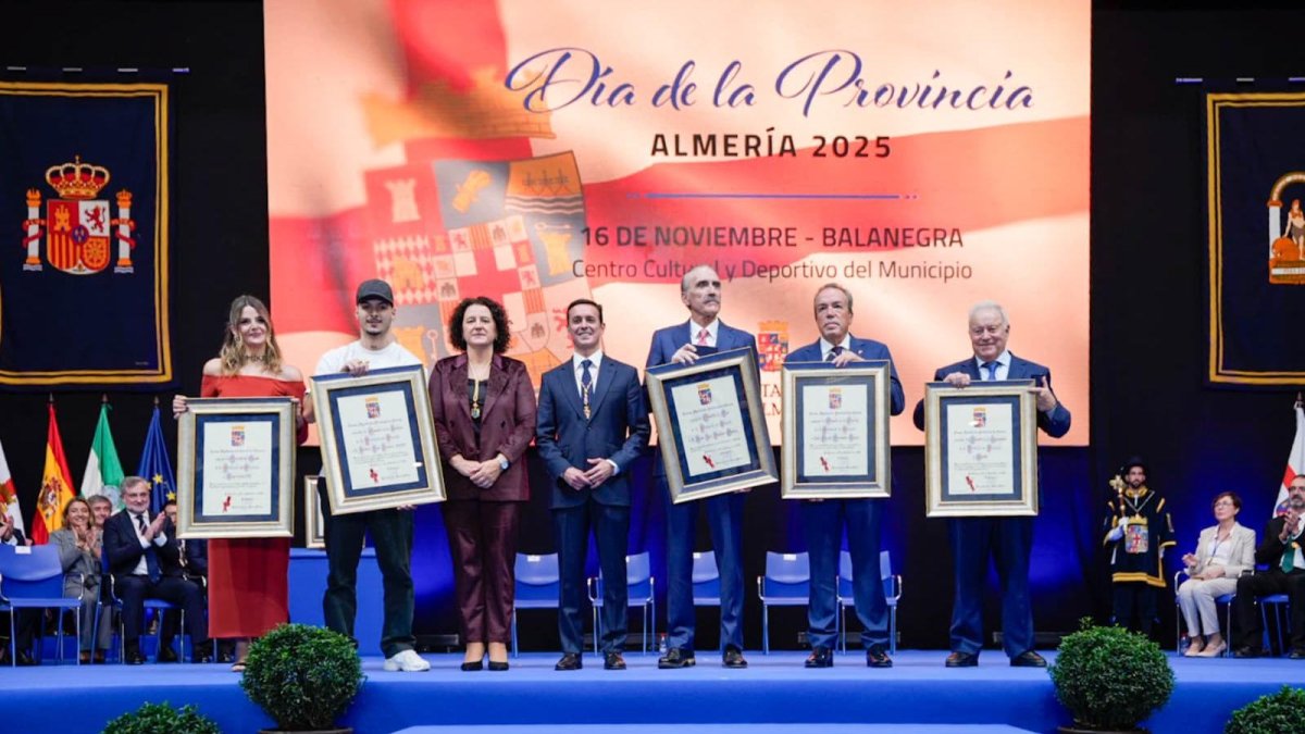 Los cinco galardonados del Día de la Provincia 2025 posan con sus distinciones en el escenario principal.