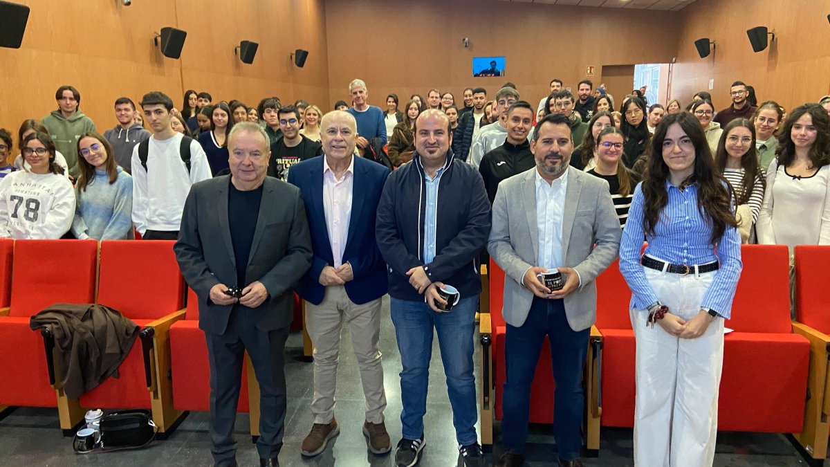 Foto de familia tras la finalización de la mesa redonda, moderada por Antonio 'Chacho' Torres.