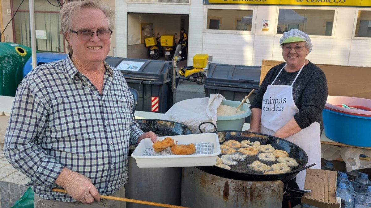 Juan y María preparando sus buñuelos en el Gran Outlet de Adra.