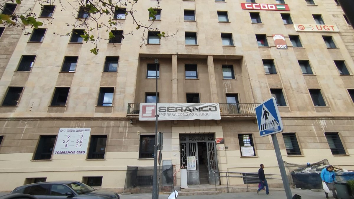 Fachada del edificio sindical en obras con todas las ventanas ya cambiadas