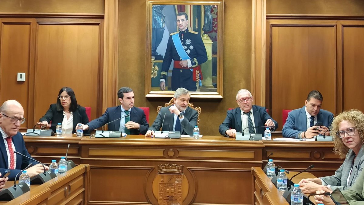 Primer Pleno en Diputación sin Javier Aureliano García