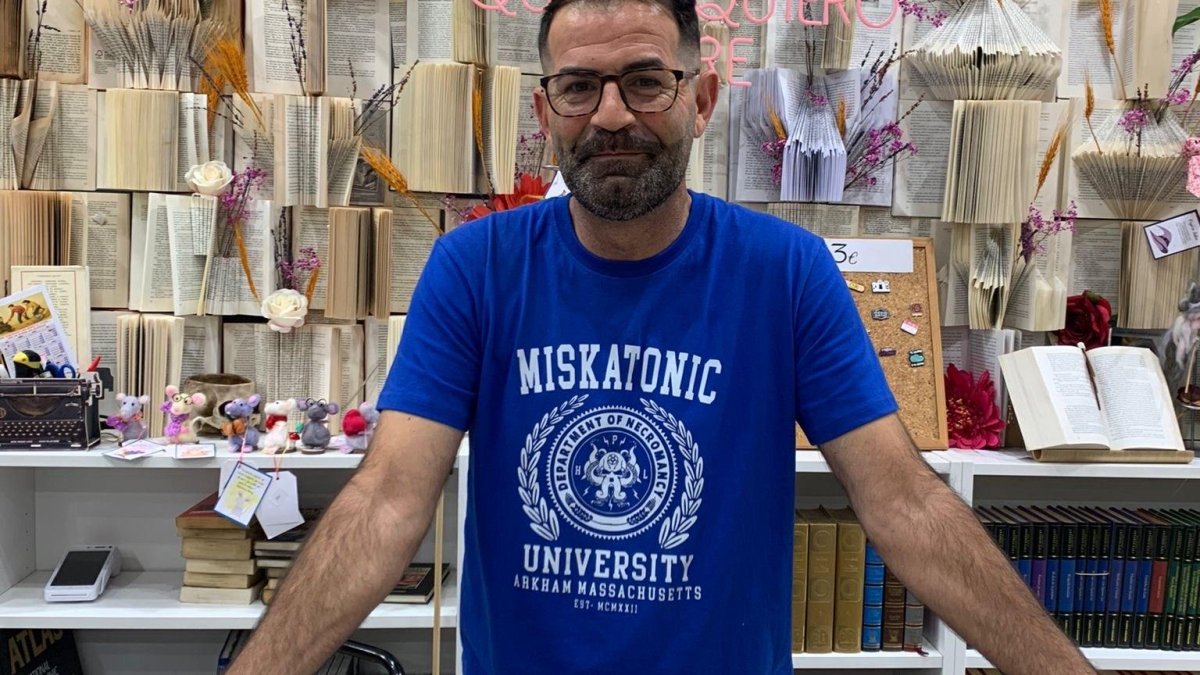 Óscar, al frente del mostrador de Librería Cementerio de Libros en Almería