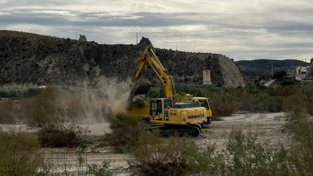 Comienzan los trabajos de limpieza y acondicionamiento en el río Almanzora a la altura de Zurgena.