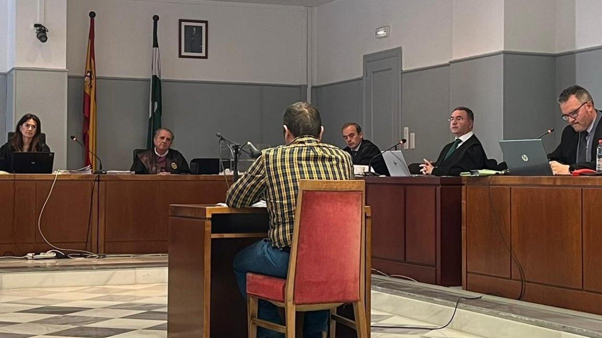 La juez escucha un testimonio en una de las sesiones del juicio de la muerte de la lotera de Albox.