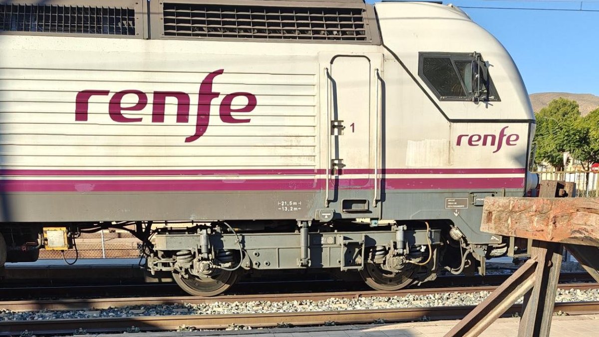 El tren de esta mañana, averiado en la estación de Huércal-Viator.