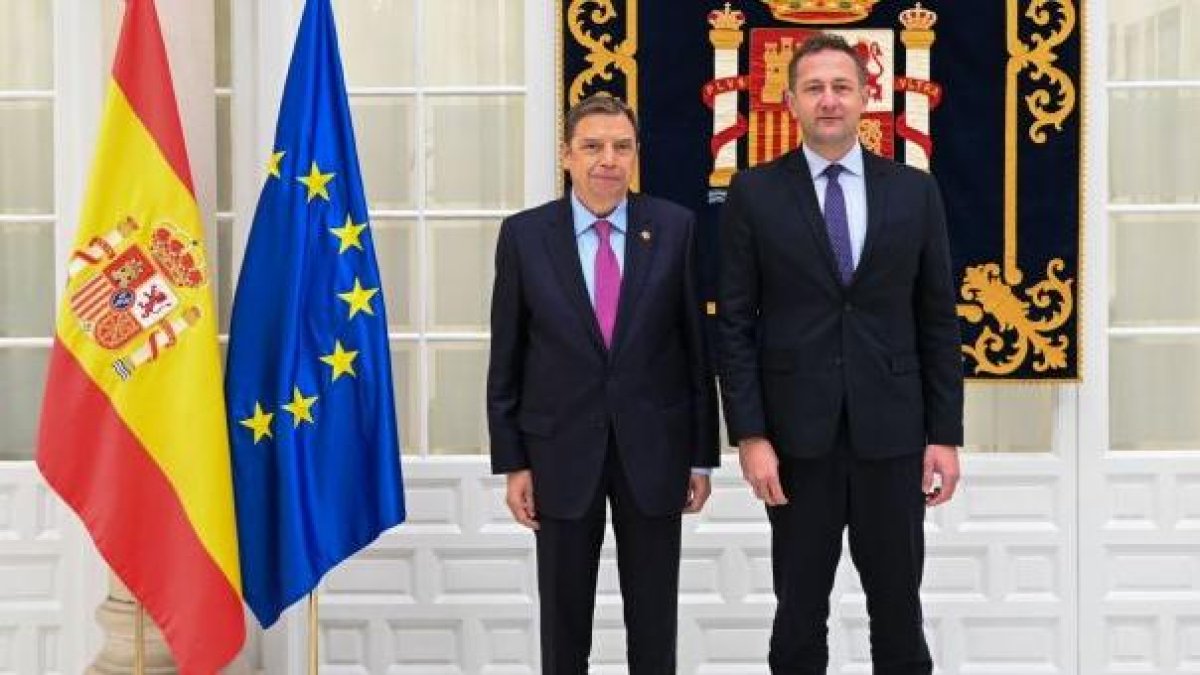 Luis Planas, ministro de Agricultura español, junto al comisario europeo de Agricultura, Christophe Hansen