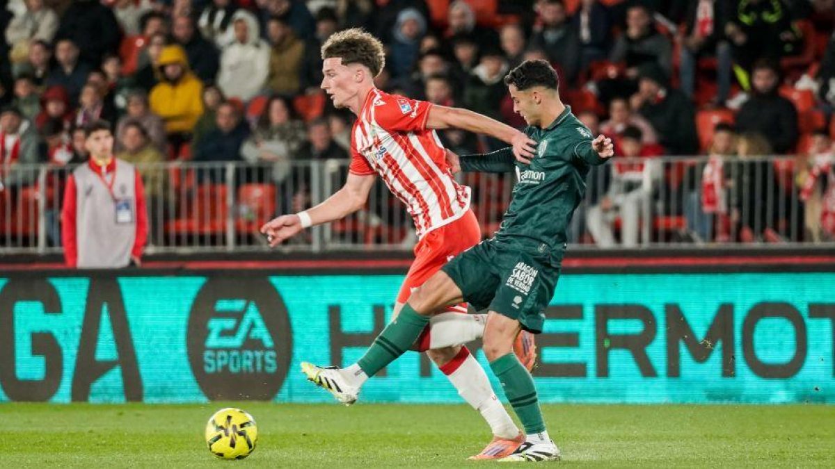 Dzodic durante el Almería-Huesca.