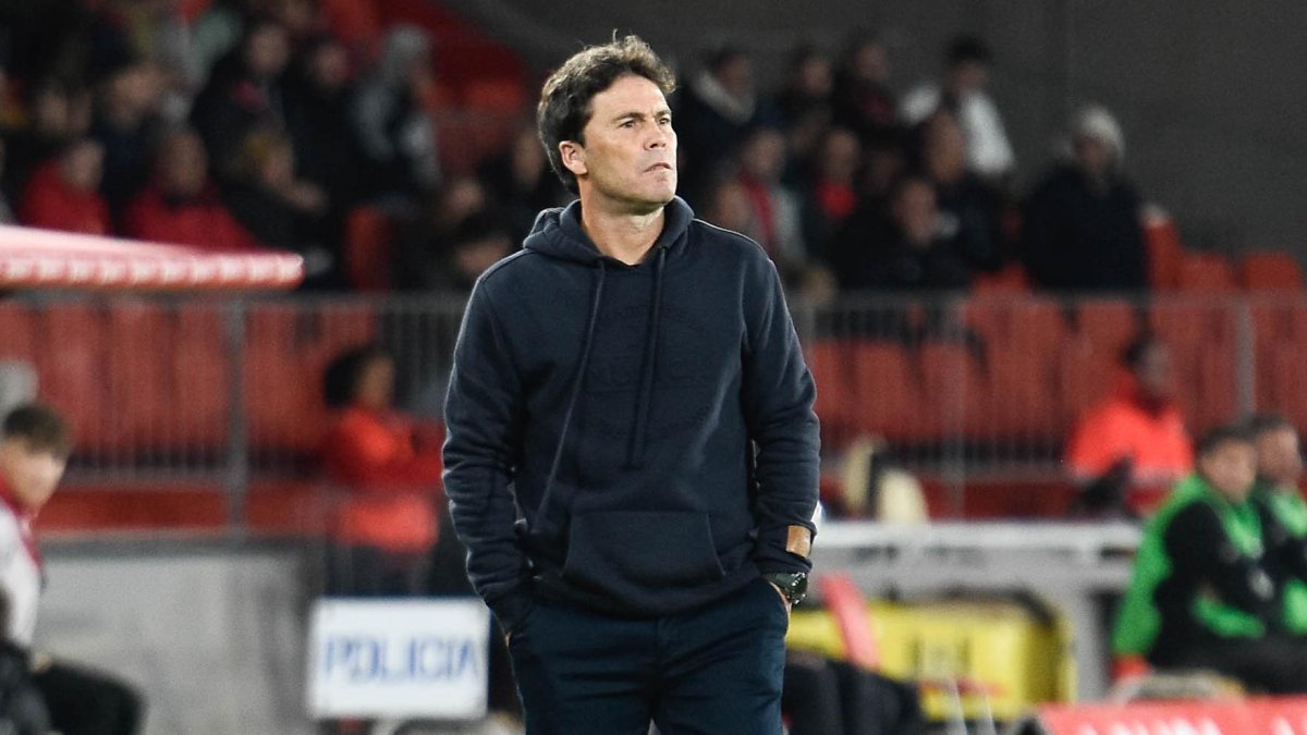 Por más que lo intenta, Rubi no consigue romper el entramado defensivo del Huesca en el Mediterráneo.