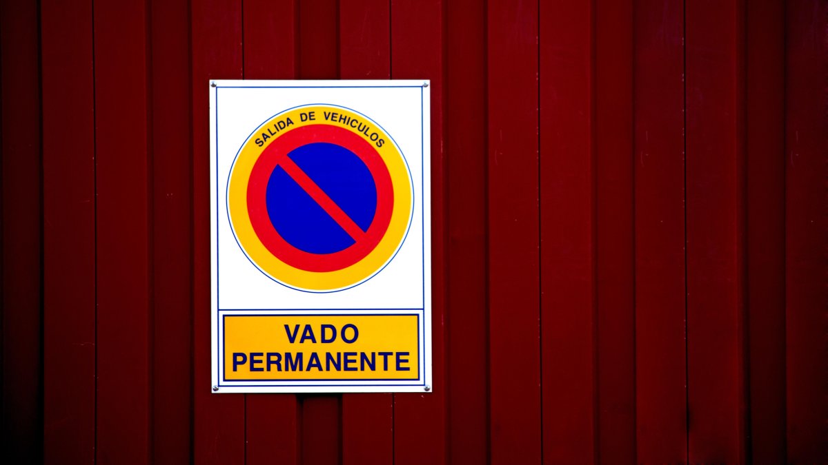 Señal de vado permanente sin la placa de licencia del año.