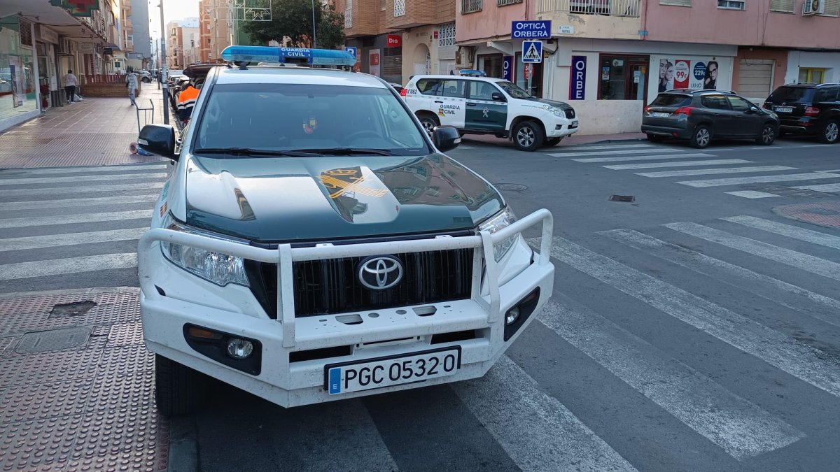 Vehículos de la Guardia Civil durante una operación en la calle Jaúl de Almería.