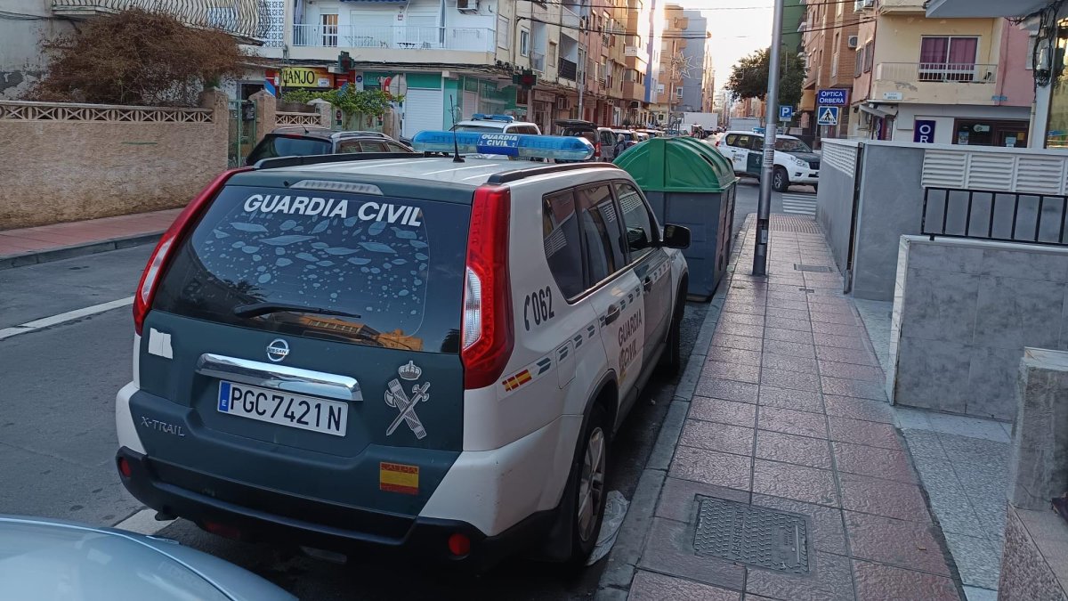 Un vehículo de la Guardia Civil durante una operación en la calle Jaúl de Almería.
