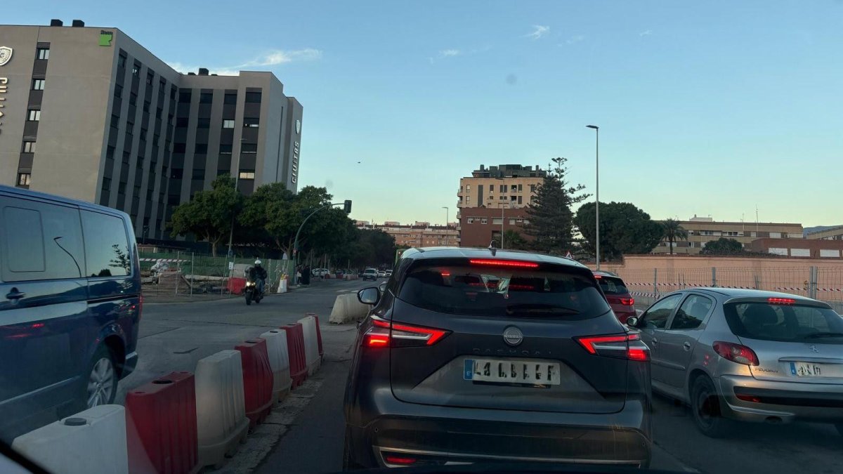 Vista desde el interior del atasco a primera hora de la mañana