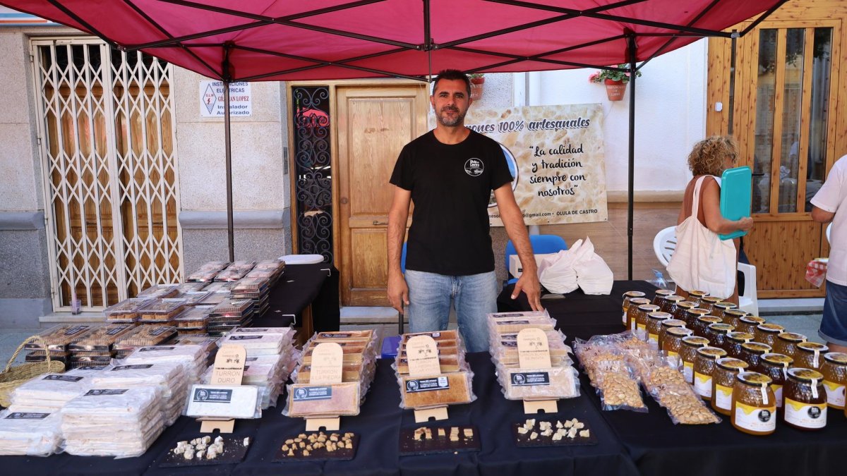 Benjamín en una feria vendiendo sus turrones artesanales 'made in': Olula de Castro.