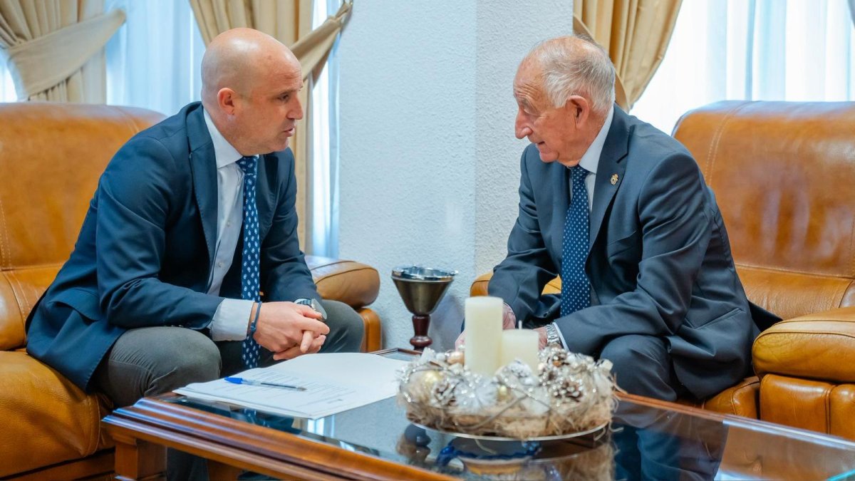 El presidente de la Diputación Provincial visita a Gabriel Amat, alcalde de Roquetas en su primer acto institucional.