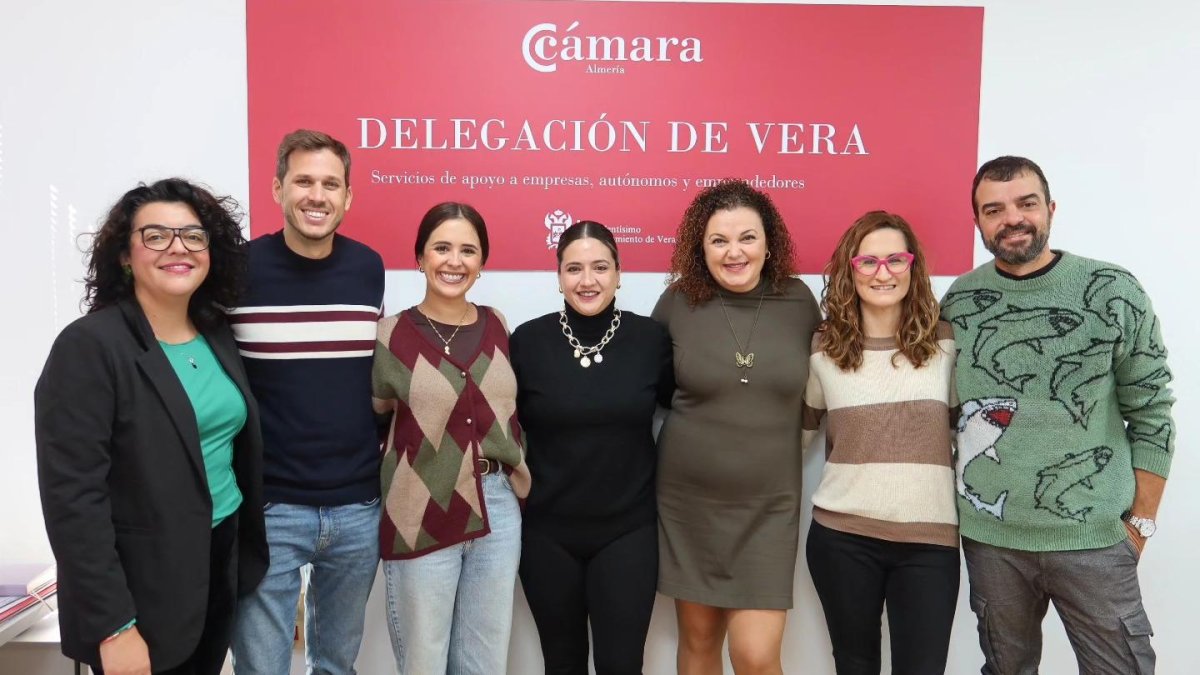 Representantes de Vitea Salud junto a la edil veratense y la responsable de la Delegación de la Cámara de Comercio en Vera.