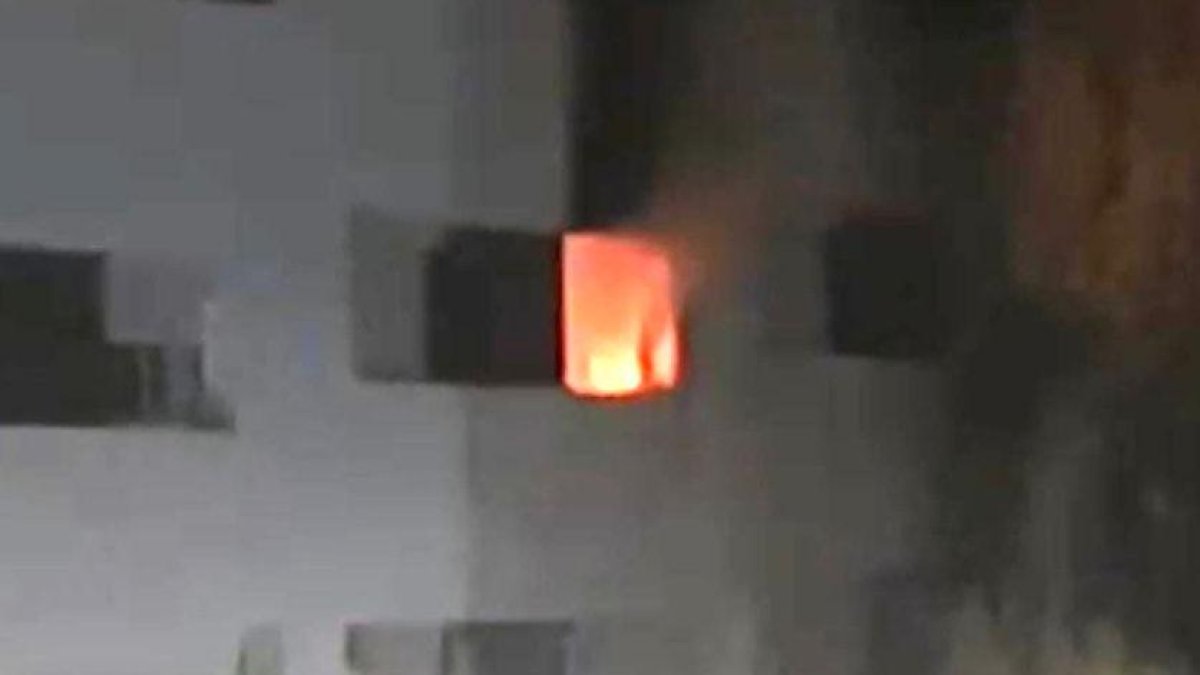 Las llamas se veían desde el balcón de la vivienda afectada.