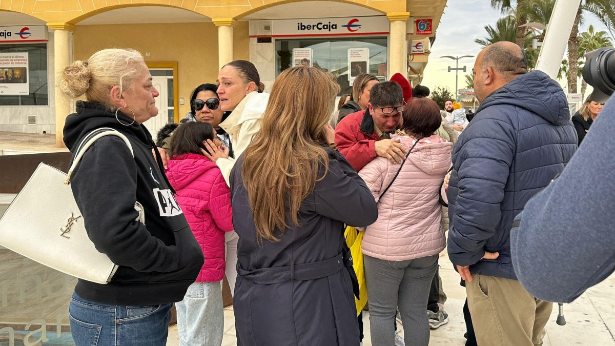 Familiares y allegados del menor junto a vecinos en el minuto de silencio convocado.