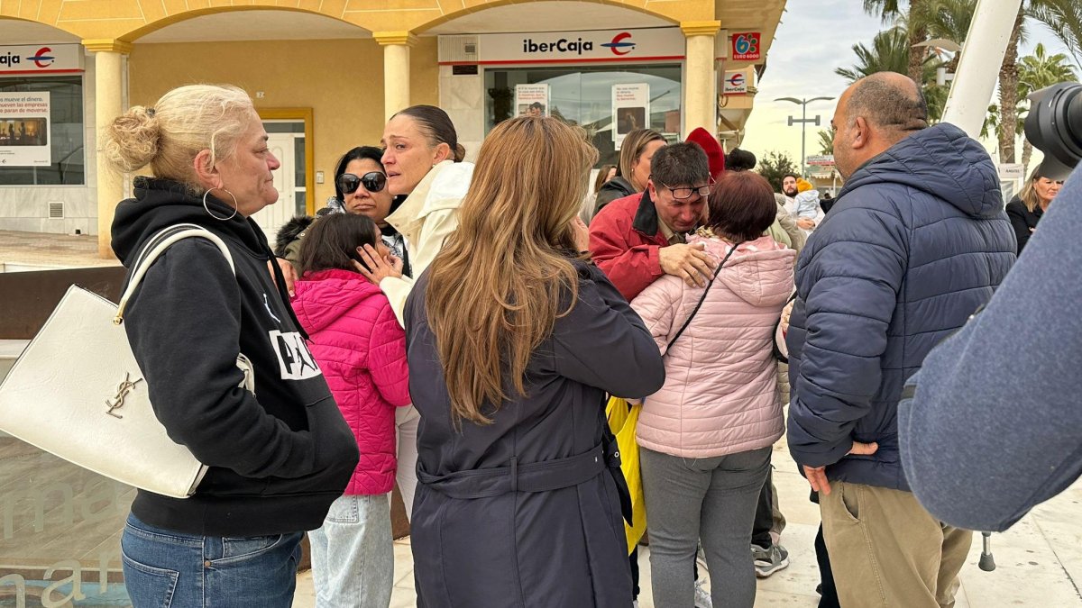 Familiares y allegados del menor junto a vecinos en el minuto de silencio convocado tras la muerte del niño.