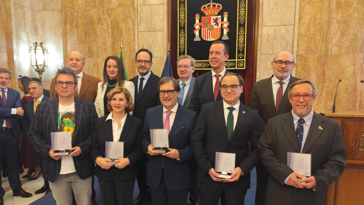 Foto de familia de las autoridades y las entidades y personas reconocidas en la conmemoración de la Constitución Española.
