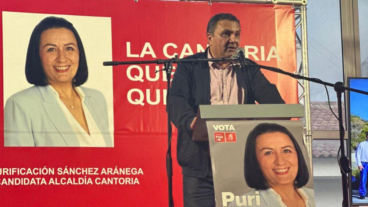 Antonio Cerrillo durante un mitin junto a las imágenes de Puri Sánchez cuando era candidata a la Alcaldía.