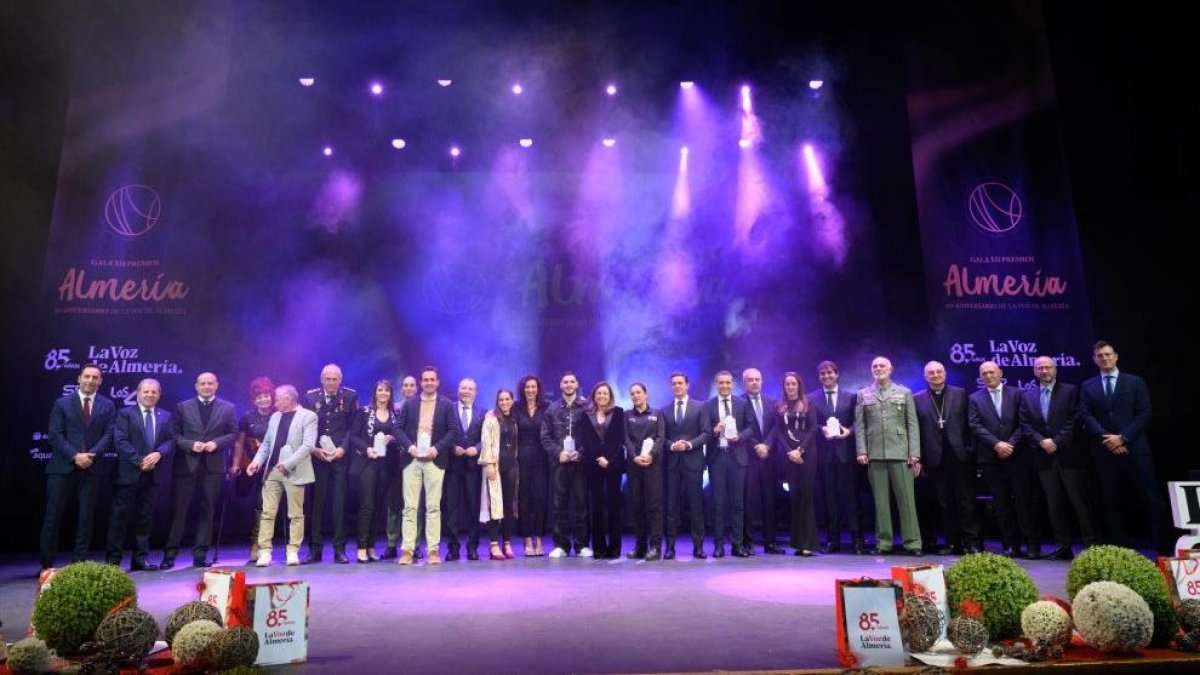 Foto de familia de todos los galardonados en los Premios Almería de LA VOZ en 2024