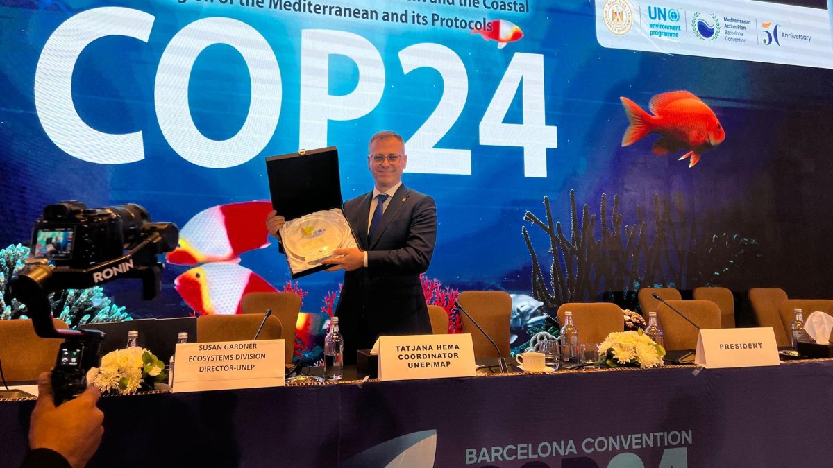 El concejal de Sostenibilidad Medioambiental y Energética, Antonio Urdiales, recogiendo el galardón en la COP Mediterránea.