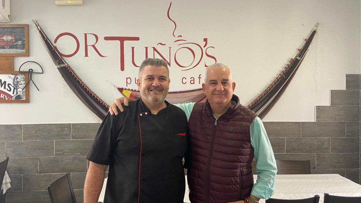 Manuel Martínez Ortuño, gerente de Puerto Café Ortuño's, y José Manuel Sánchez, jefe de cocina.