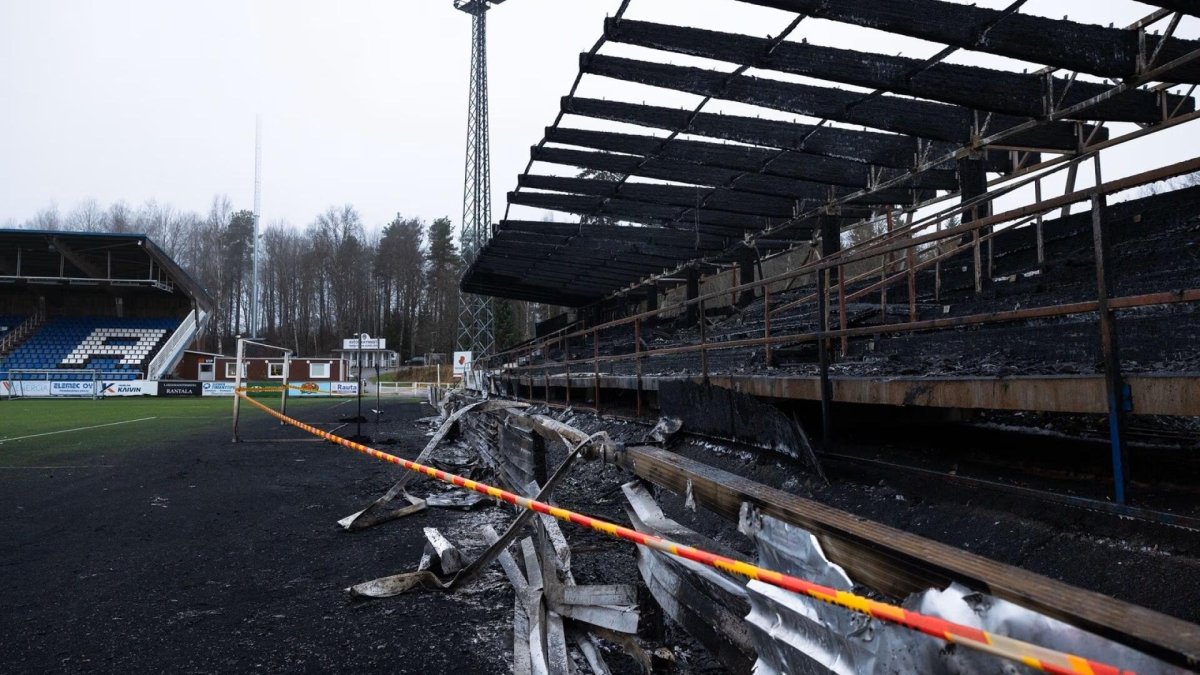 Así quedó la grada incendiada del estadio del FC Haka finlandés. El césped también quedó afectado.
