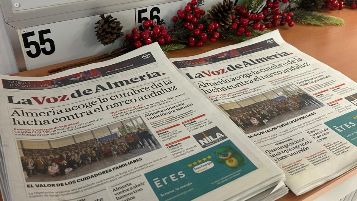 Varios ejemplares de La Voz de Almería en su versión impresa.