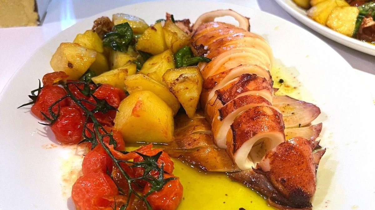 Calamar de potera confitado a fuego lento en aceite de oliva, un clásico de Entrefinos.