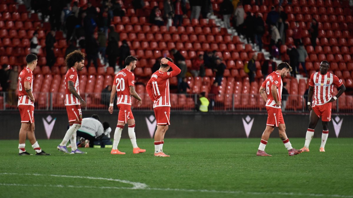 Cabizbajos y tristes acabaron los jugadores del Almería después de tropezar en casa frente al Burgos (1-2).