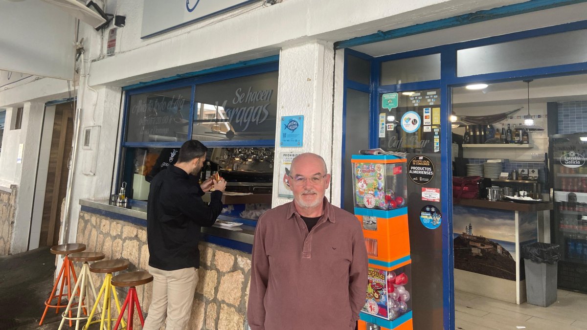 Ángel Santamaría García frente a la entrada del Restaurante 900 Millas.