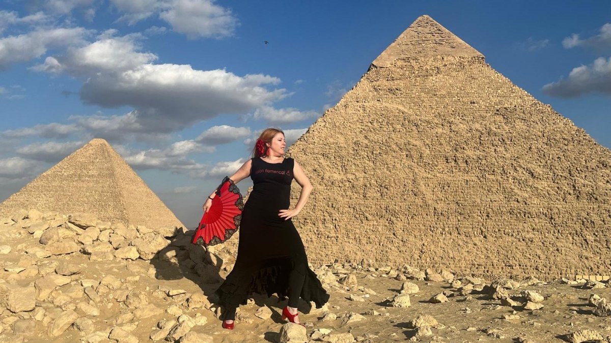 Ángela Alonso, bailadora y defensora de los animales, durante su reivindicación en Egipto.