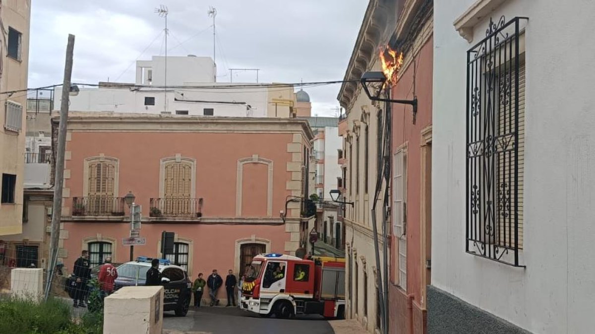 Las llamas y el humo en la vivienda afectada.