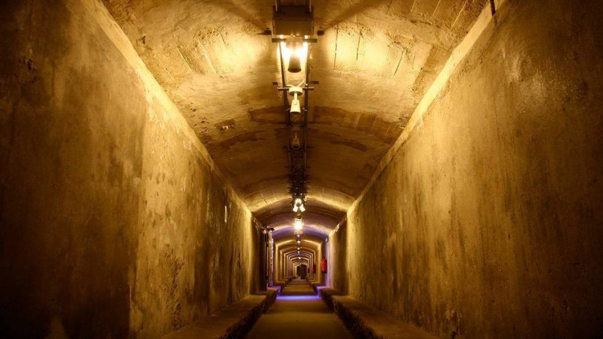 Interior de los Refugios de la Guerra Civil de archivo